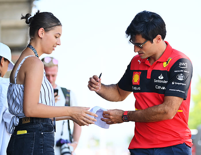 Carlos Sainz Jr. firma autógrafos en Hungría 