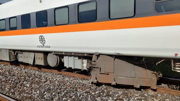 台東往樹林的太魯閣號，列車經過花蓮佳安段時發現列車第四節車廂，遭轎車闖入，且車輛因撞及造成凹陷。   圖：翻攝自台灣便當管理局-附屬鐵路部臉書