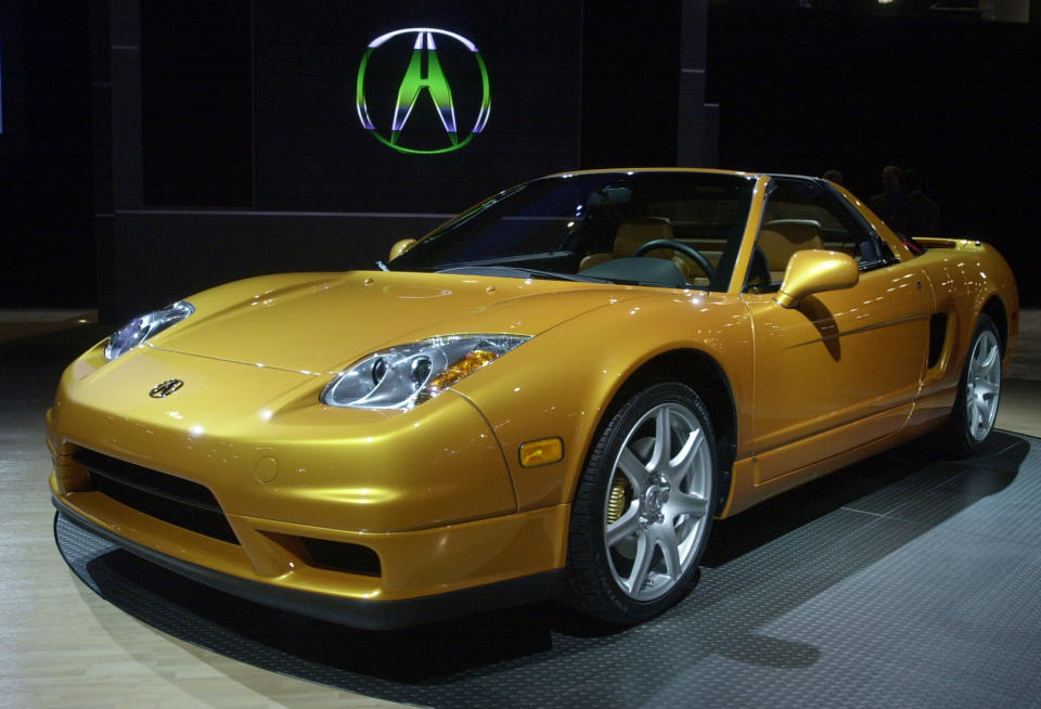 2001年12月二次小改後的車型，在北美掛上Acura的標誌。