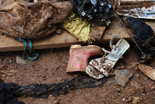 <span class="caption">Shoes left after a flash flood during the mudslide in Freetown, Sierra Leone August 18, 2017. </span> <span class="attribution"><span class="source">REUTERS/Afolabi Sotunde</span></span>