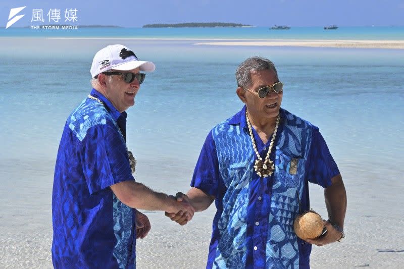 <cite>2023年11月9日，吐瓦魯總理那塔諾（右）與澳洲總理艾班尼斯簽署協定。（AP）</cite>