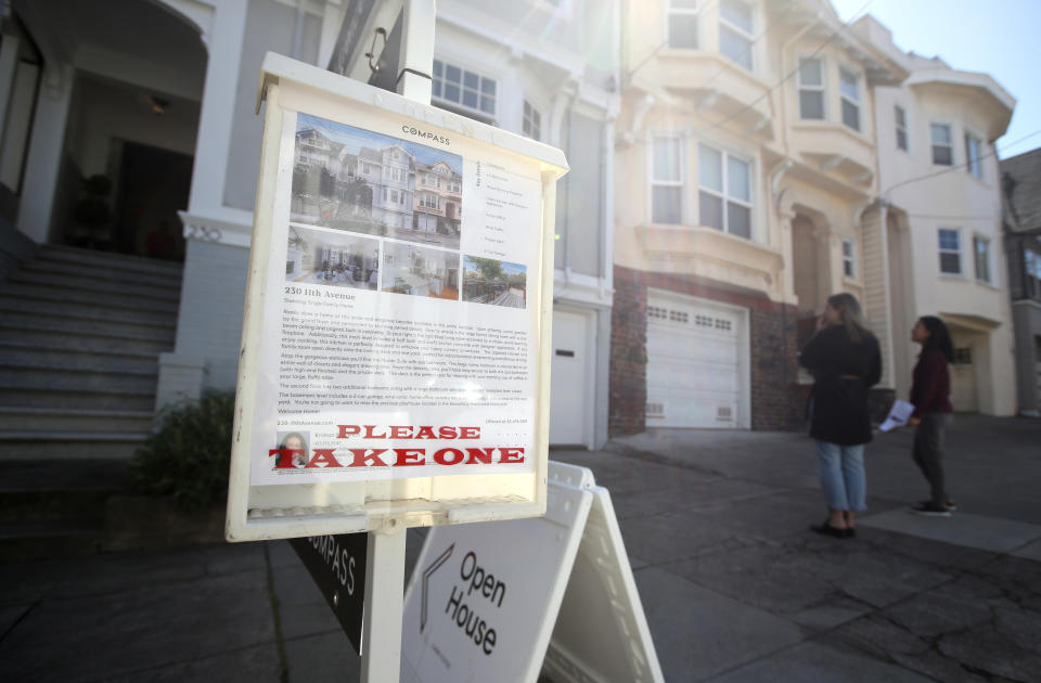 People look at a home for sale during an open house on in San Francisco, California. (Credit: Justin Sullivan/Getty Images)