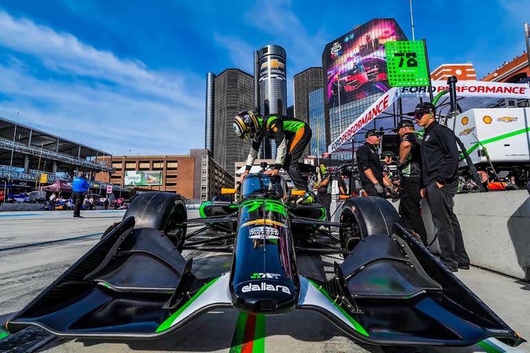 Canapino regresará a la acción en IndyCar este fin de semana, en Laguna Seca, después de una fecha de ausencia; fue confirmado para el resto del campeonato en el auto 78 de JHR.