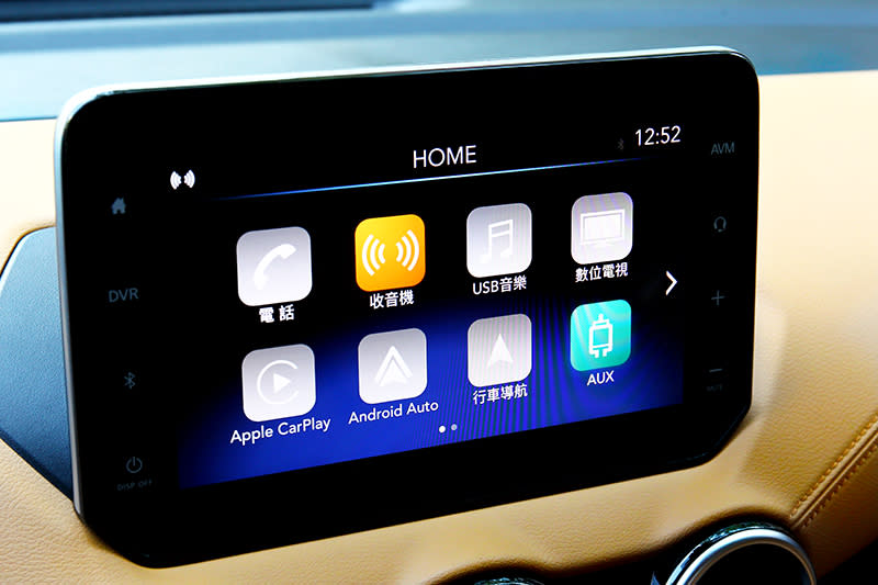 中控配置9吋多媒體系統。