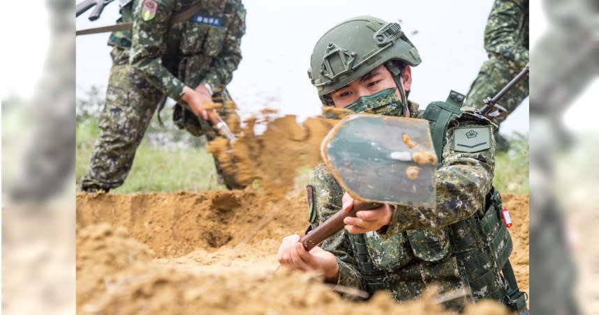 （散兵坑挖掘示意圖／翻攝自國防部發言人臉書）