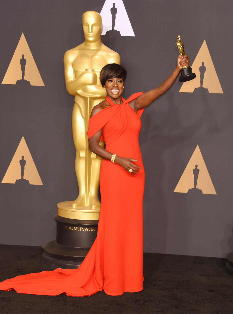 Davis in the press room holding up her Oscar