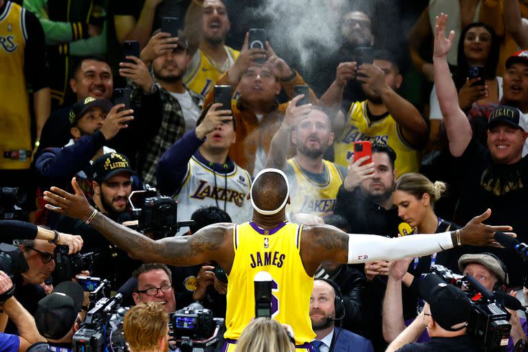 LeBron James y su histórico ritual antes de empezar los partidos: lanza un talco, una cábala que mantiene inalterable