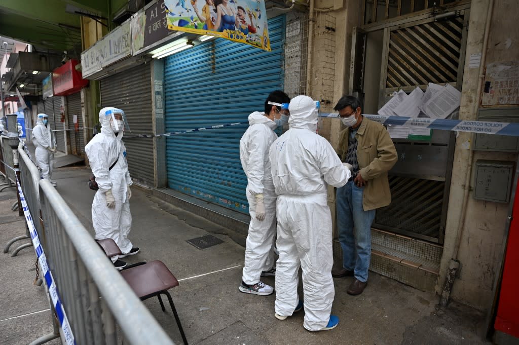 Dans certains quartiers de Hong Kong, les autorités mettent en place un confinement surprise afin de tester tous les habitants.