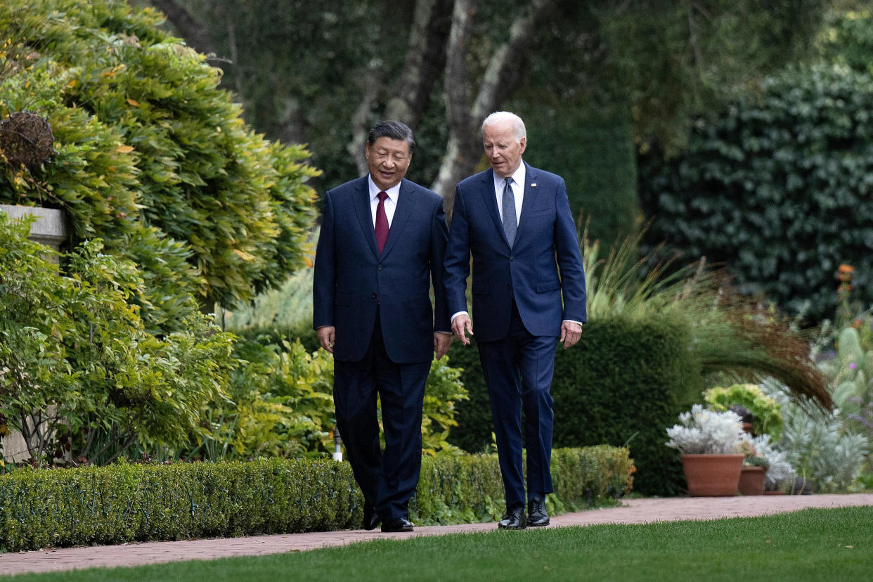 Le président américain Joe Biden et son homologue chinois Xi Jinping marchent lors de la semaine des dirigeants de la Coopération économique pour l’Asie-Pacifique (APEC) à Woodside, en Californie, le 15 novembre 2023.