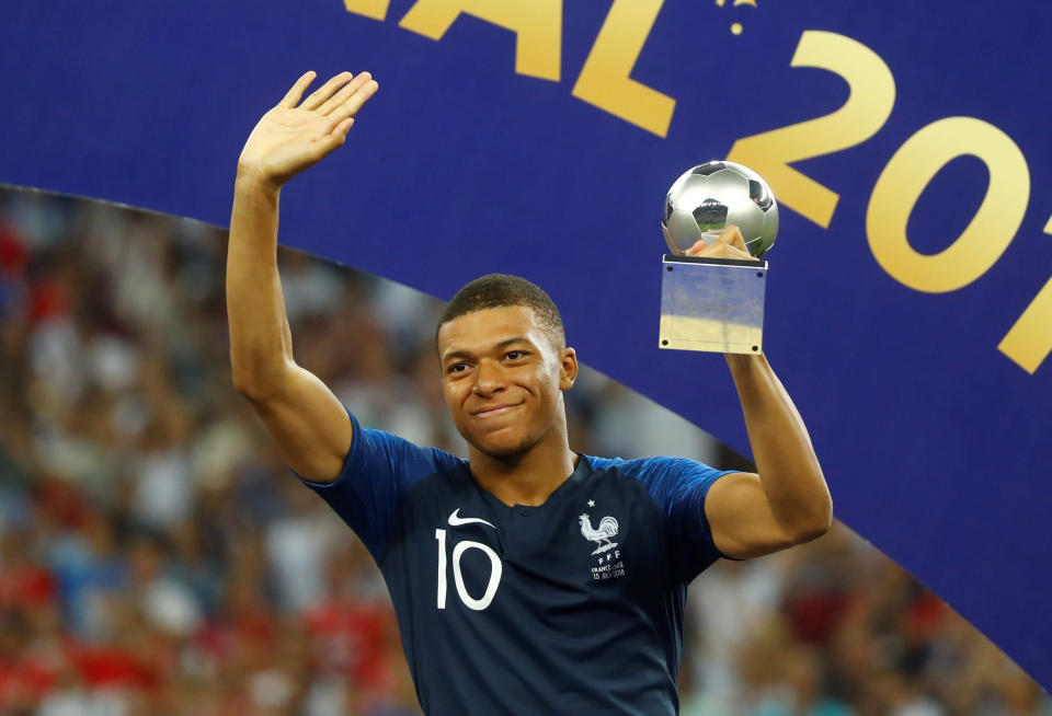 <p>Mbappé, nominato miglior giovane del mondiale dalla Fifa, è il primo teenager dopo Pelè a partecipare e segnare in una finale di un Mondiale. (REUTERS/Kai Pfaffenbach) </p>