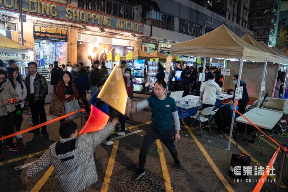 中國香港光劍擊劍總會在「光劍攻殼@深水埗」的活動，有教市民擊劍的環節。