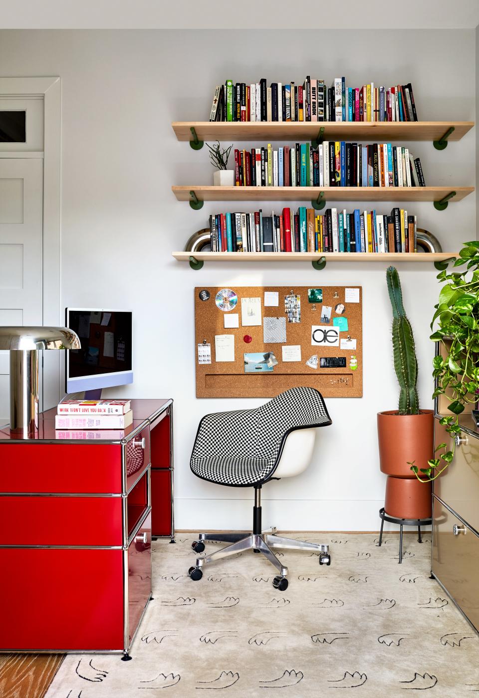 Zoë kept things simple in the study, with a Haller desk by USM, Design Within Reach’s Eames molded plastic task armchair, and Roderick maple wall shelves by Shelfology. An All Hands rug by Nordic Knots tames the hard-lined surroundings, while a Mushroom table lamp by HK Living lends a subtle sheen.