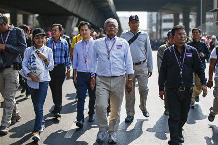 Protest leader Suthep Thaugsuban (C) leads anti-government demonstrators on a march through central Bangkok January 30, 2014. REUTERS/Athit Perawongmetha