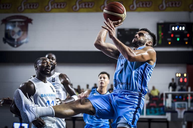 Facundo Campazzo tuvo un buen partido ante Bahamas, pero la selección argentina perdió en su debut