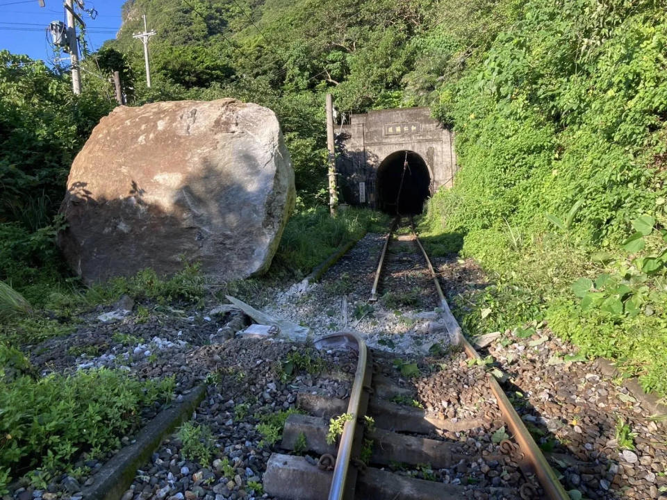 <strong>花蓮和仁隧道4日上午驚傳巨石砸壞鐵軌和電車線，台鐵董事長杜微預估5日上午可搶通東正線並通車。（圖／民眾提供）</strong>