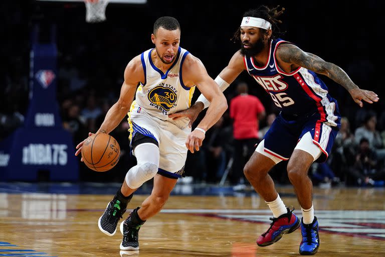 Stephen Curry ataca contra DeAndre Bembry; otra noche memorable del base de Golden State Warriors, en el triunfo sobre Brooklyn Nets como visitante en la NBA.