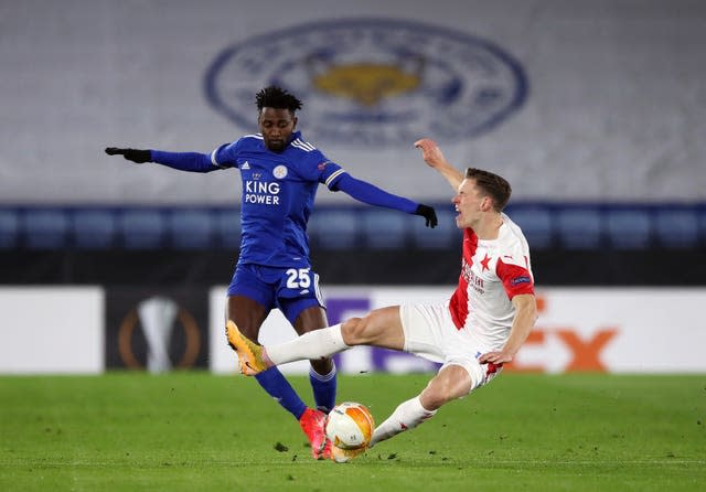 Wilfred Ndidi battles hard with Lukas Provod