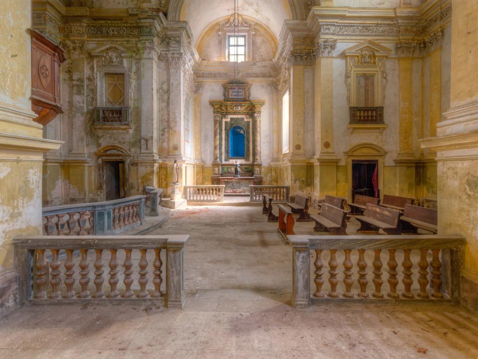 abandonedchurch12_italy