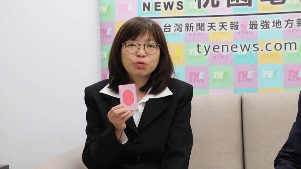 桃園市婦幼局長杜慈容介紹一生好運卡。圖：陳儒賢攝