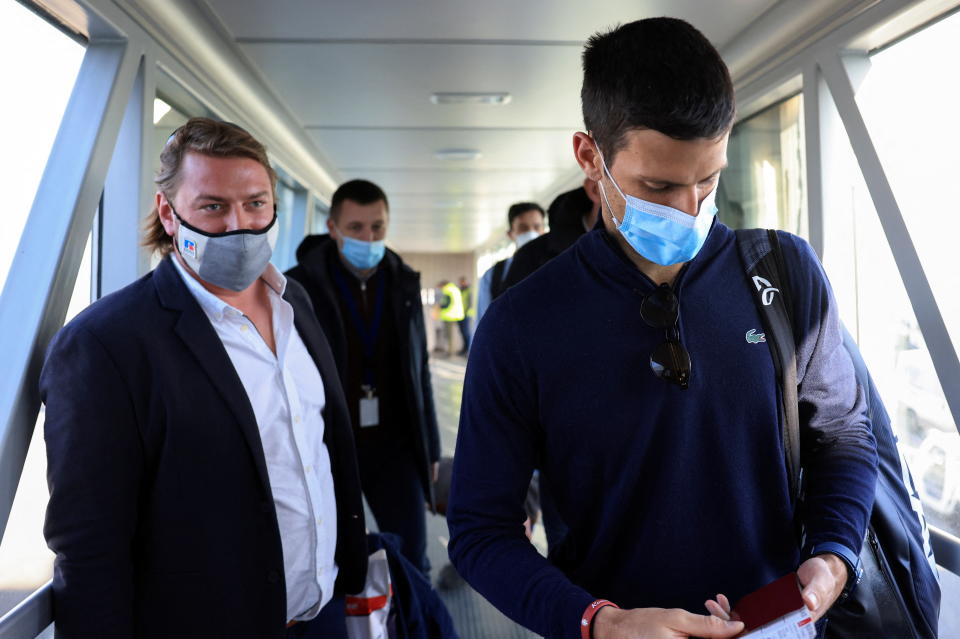 Novak Djokovic a su llegada al aeropuerto Nikola Tesla. Foto: REUTERS/Christopher Pike