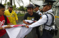 <p>Protesters scuffle with security guards during a rally outside Trump Tower to protest the upcoming visit of President Donald Trump Thursday, Nov. 9, 2017 in the financial district of Makati city, east of Manila, Philippines. (Photo: Bullit Marquez/AP) </p>