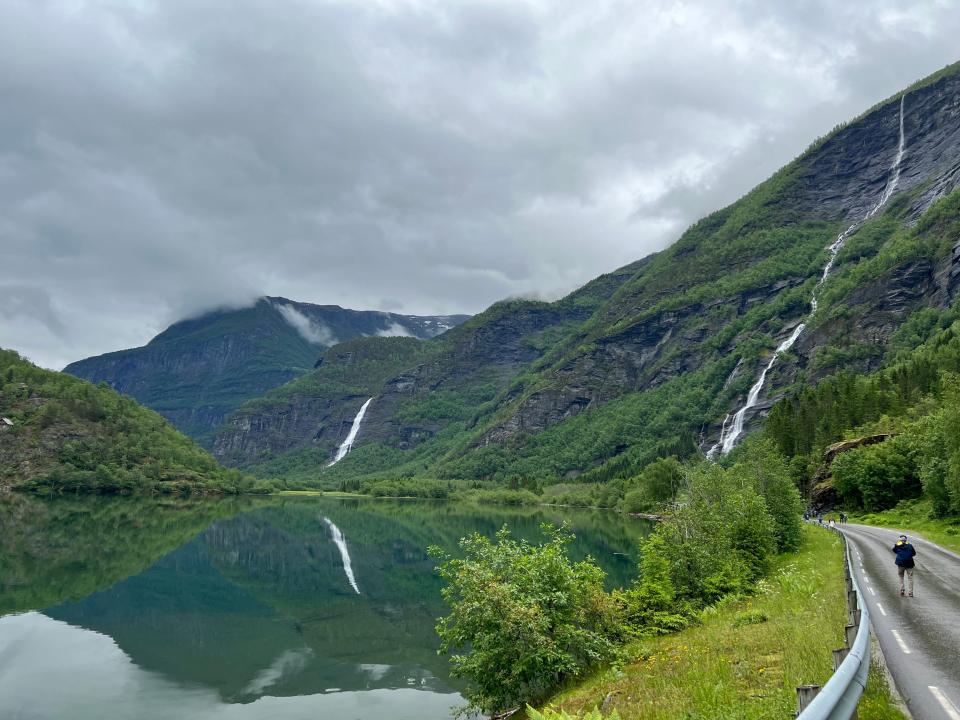 Skjolden, green mountains with two waterfalls