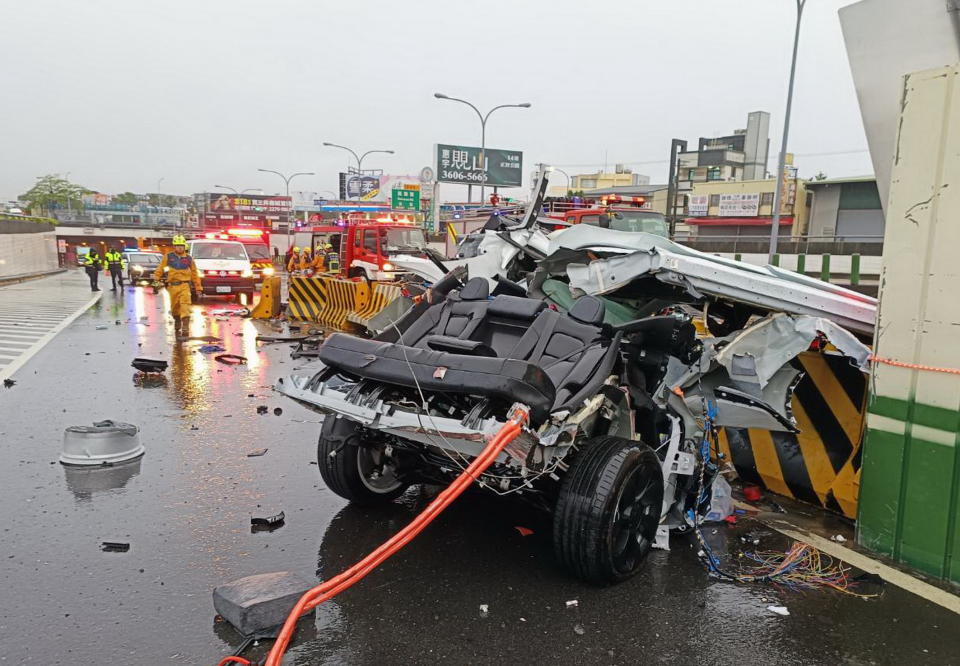 台七十四線十四點六公里處台中市松竹路匝道，七日發生特斯拉轎車疑自撞分隔島水泥護欄車禍，因撞擊力道猛烈，車體幾乎全部毀損，車內二人不治。（記者陳金龍翻攝）