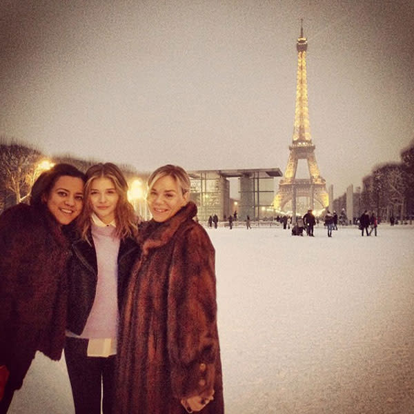 Chloe Moretz My girls in Paris @_n_e_l_l_ #Mama © Chloe Moretz / Instagram