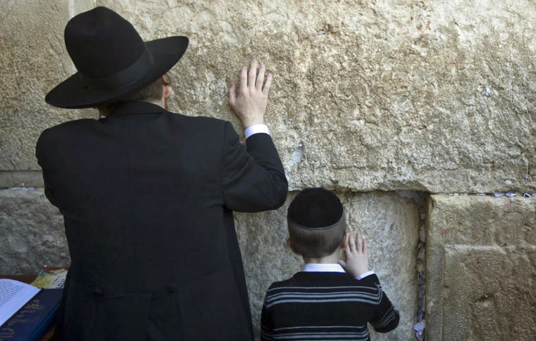 Ultraorthodoxe Juden beten an der Klagemauer in Jerusalem. Der Vater und sein Sohn sind zwei der tausenden Gläubigen, die am Sukkot, dem sogenannten Laubhüttenfest, in der israelischen Hauptstadt teilnehmen. (Bild: Atef Safadi/EPA)