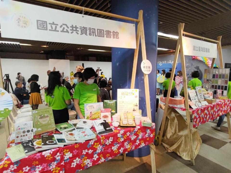 台灣閱讀節由教育部委由國家圖書館推動，二十一日舉行活動記者會，串連民間出版業者、書店及比利時、英國、法國等駐台單位，十二月將推出二天「台灣閱讀節歡樂閱讀嘉年華」市集活動。圖為記者會上國立公共資訊圖書館、國立台灣圖書館提前設攤展示。（中央社）