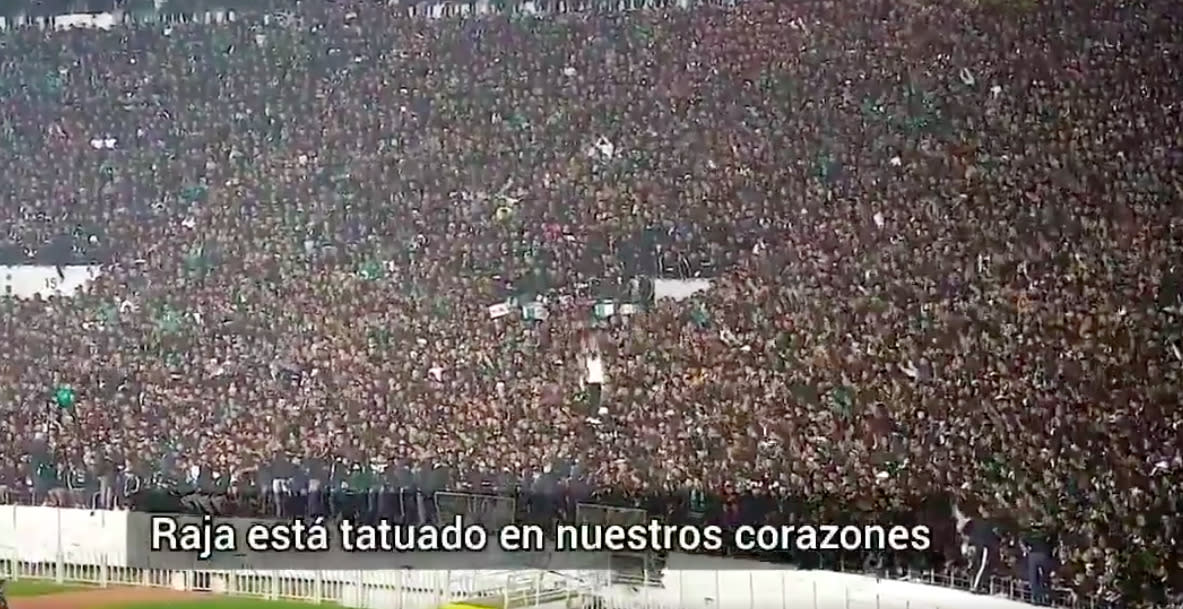 Los ultras del Raja Athletic durante el derbi de Casablanca frente al Wydad (Twitter/@CancionesUltras)