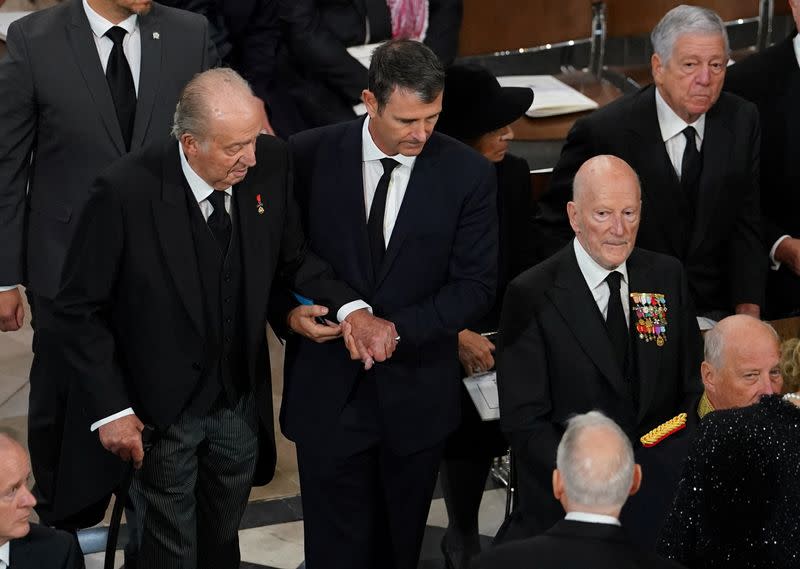 Juan Carlos I de España (izquierda) asiste al funeral de Estado de la reina Isabel II, celebrado en la Abadía de Westminster, Londres