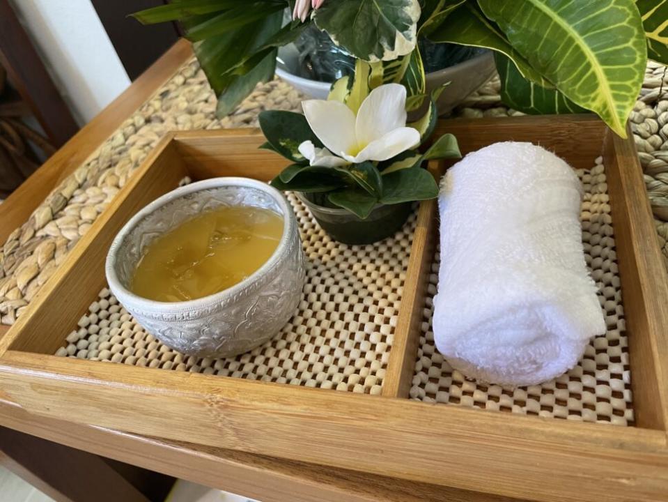 A refreshing mango juice and cool towel greeted me upon arrival at Thai House for my spa treatment