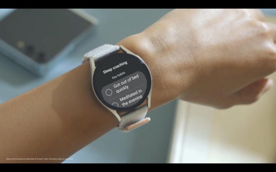 三星全新的Galaxy Watch6系列新增睡眠教練功能，像是會有減少咖啡因提示等，以幫助養成更健康的睡眠習慣。（翻攝直播）