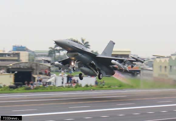 空軍F-16V戰機於漢光演習實兵演練自戰備跑道起飛。（記者王先國攝）