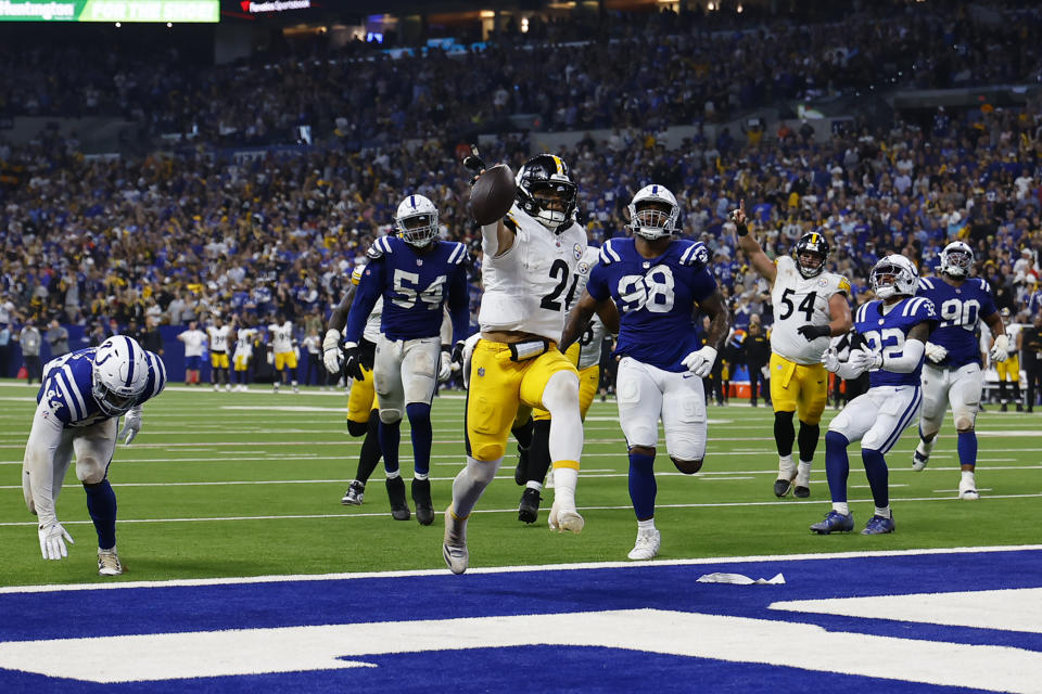 Steelers quarterback Justin Fields was effective with his arm and legs, finishing with 31.98 fantasy points in Week 4. (Photo by Jeffrey Brown/Icon Sportswire via Getty Images)