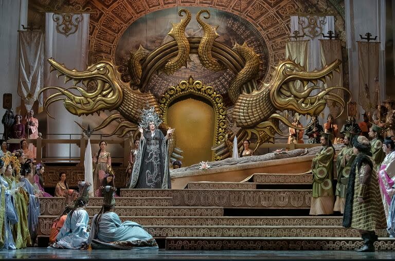 La régie y la escenografía de Turandot es de Roberto Oswald