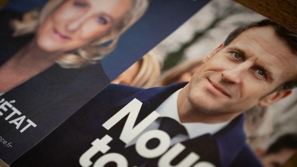 Carteles de campaña de la candidata Marine Le Pen y el candidato a la reelección Emmanuel Macron.