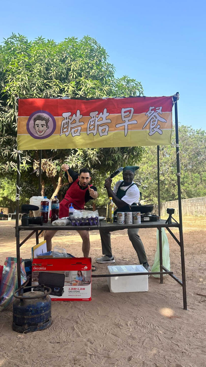 日前黑龍（右）法國籍百萬YouTuber酷前往非洲送百份台灣早餐給孩童，希望更多人能認識台灣。（圖／翻攝自酷的夢- Ku's dream臉書）