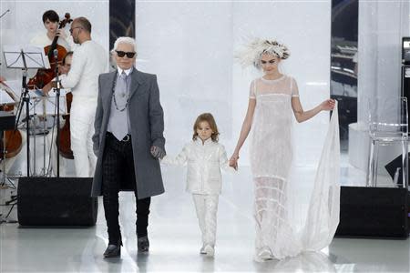 German designer Karl Lagerfeld appears with models at the end of his Haute Couture Spring/Summer 2014 fashion show for French fashion house Chanel in Paris January 21, 2014. REUTERS/Benoit Tessier