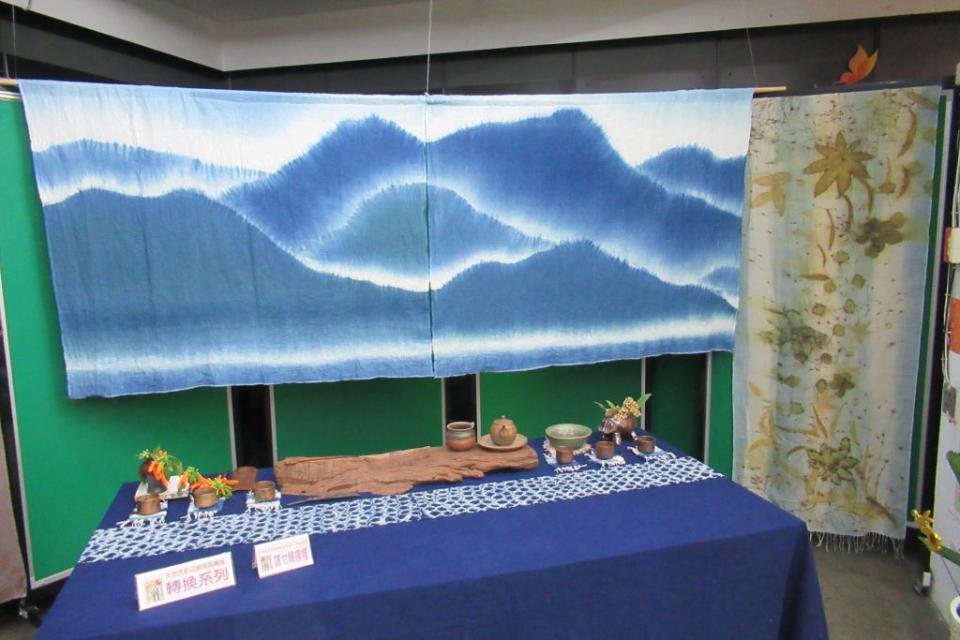 「大地色彩之展現與轉換」，邀請在地藍染、拼布手作藝術家林姮惠與陳婌妝聯展，作品給人寧靜祥和的感受。（記者陳佳伶攝）