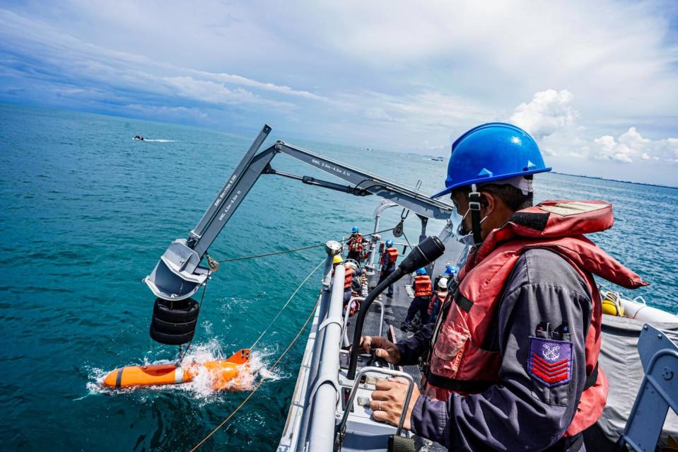 中華民國海軍公開獵雷艦「永嘉號(MHC-1302)」水雷反制操演訓練，官兵吊掛俗稱「企鵝」的水下獵雷載具。   圖：翻攝中華民國海軍臉書