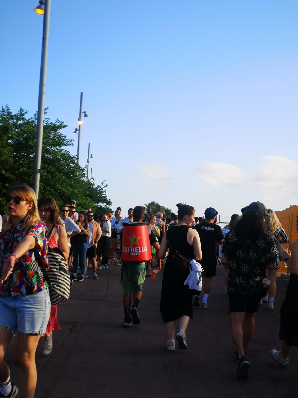 A long pathway leading from the entrance point to the Estrella Damm and Pull & Bear stages.