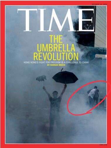 2014年10月的《時代雜誌》亞洲版封面以「The Umbrella Revolution」（雨傘革命）為題，一名高舉雨傘的蒙面男子身後，正式被催淚彈嗆到直不起身的黎智英。