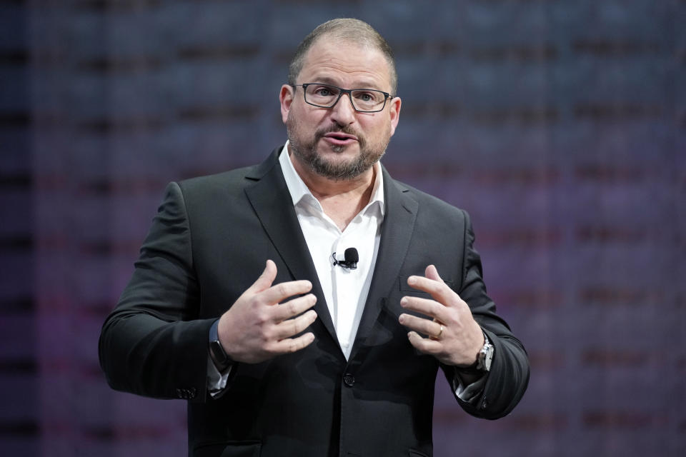 Cristiano Amon, président et PDG de Qualcomm Incorporated, prend la parole lors d'une conférence de presse de Sony avant le début du salon technologique CES le mercredi 4 janvier 2023 à Las Vegas.  (Photo AP/John Locher)