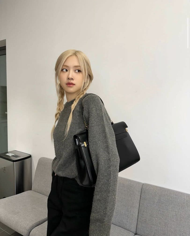 Rosé最新釋出的機場時尚，身穿來自「Toteme」的灰色毛衣 圖片來源：IG@roses_are_rosie