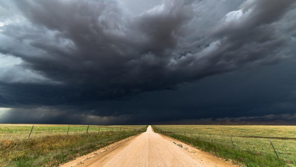 Nube oscura en el horizonte.