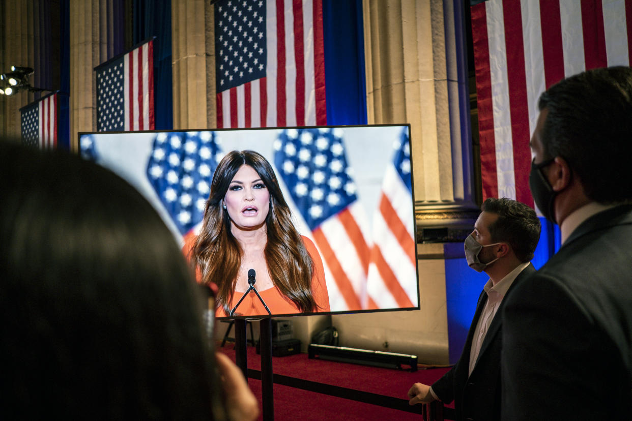 Donald Trump hijo, a la derecha, mira un monitor mientras su novia, Kimberly Guilfoyle, alta funcionaria de recaudación de fondos para la campaña de Trump, habla en la Convención Nacional Republicana, en Washington, el 24 de agosto de 2020. (Pete Marovich/The New York Times).