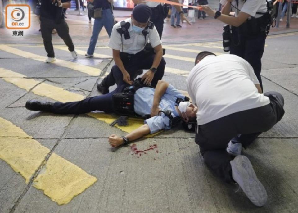 銅鑼灣有警員中刀　當場拘疑兇　「一哥」蕭澤頤到場了解