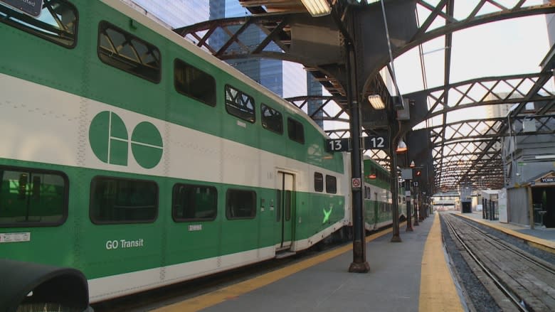 Lightning strike reportedly leads to signal issues, cancellations on Lakeshore GO lines